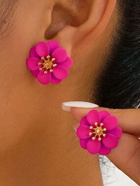 NWOT Fairycore Blossom Earrings —Gold Center Fuchsia Flower Studs